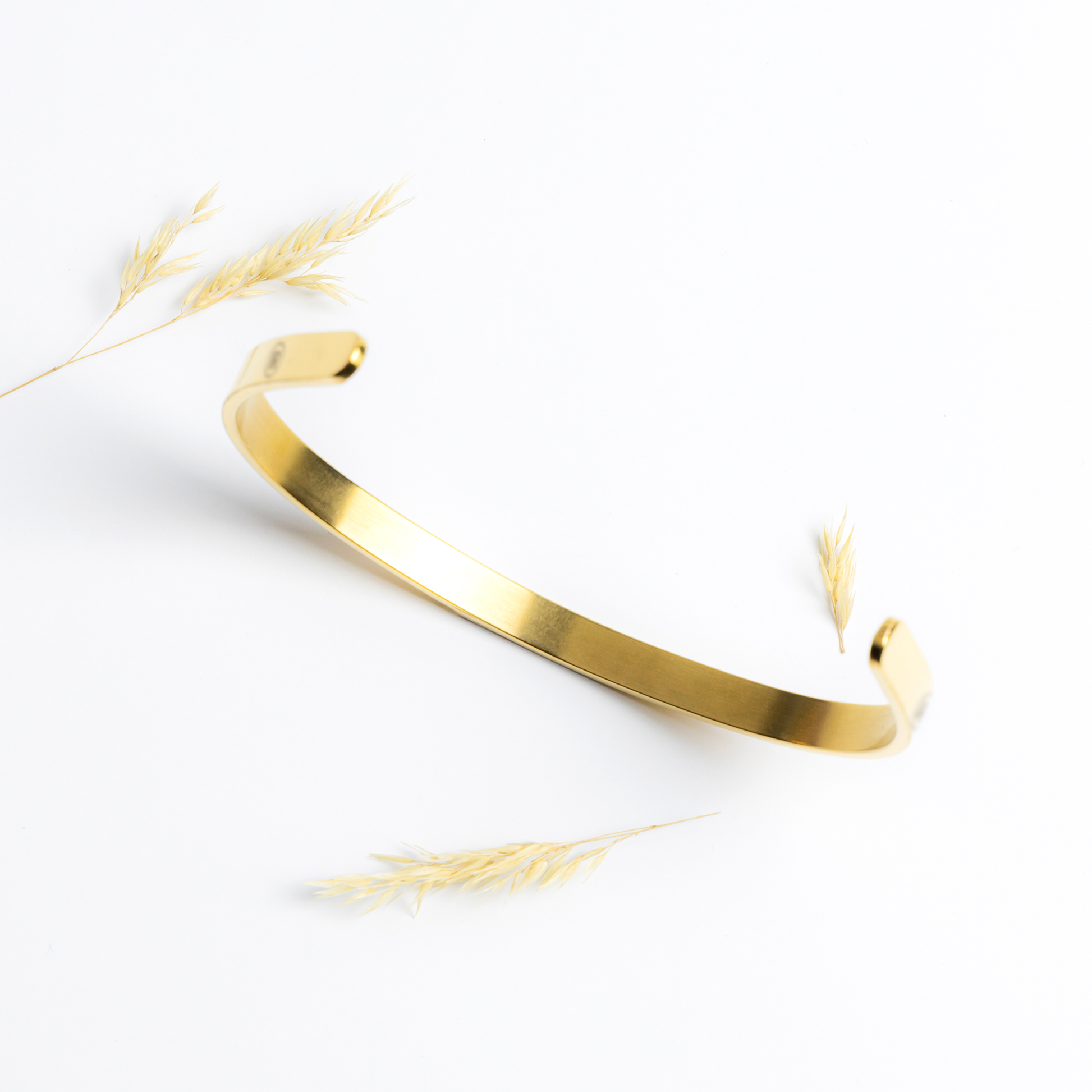 Iqra_Rabbani_Signature_IR_Bracelet_Gold_Lifestyle_01_Mockup.png