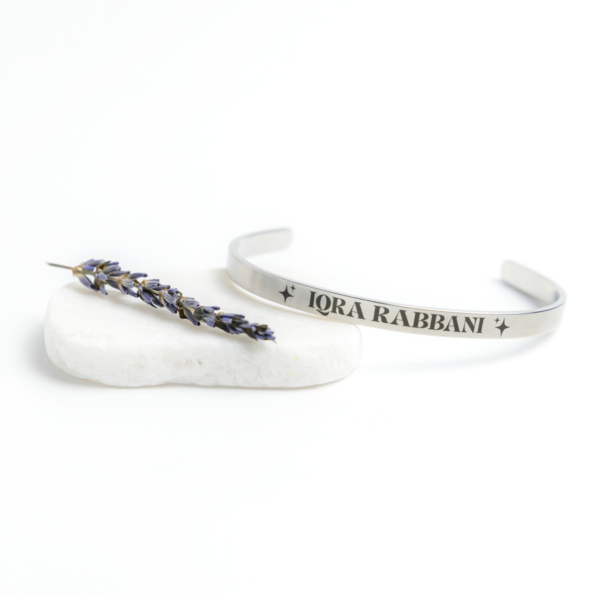 Iqra_Rabbani_Signature_IR_Bracelet_Silver_Lifestyle_03_Mockup.png